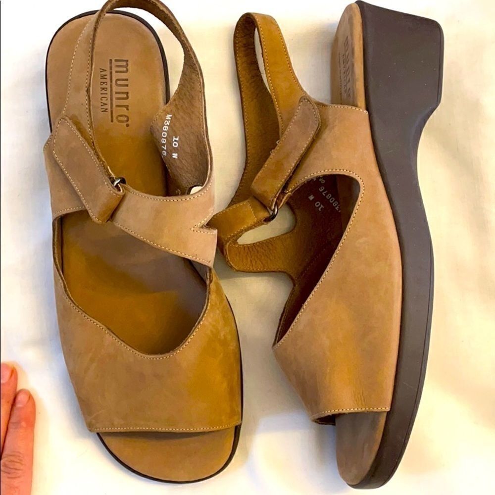 MUNRO CAMEL NUBUCK ADJUSTABLE SANDALS.  NEW
